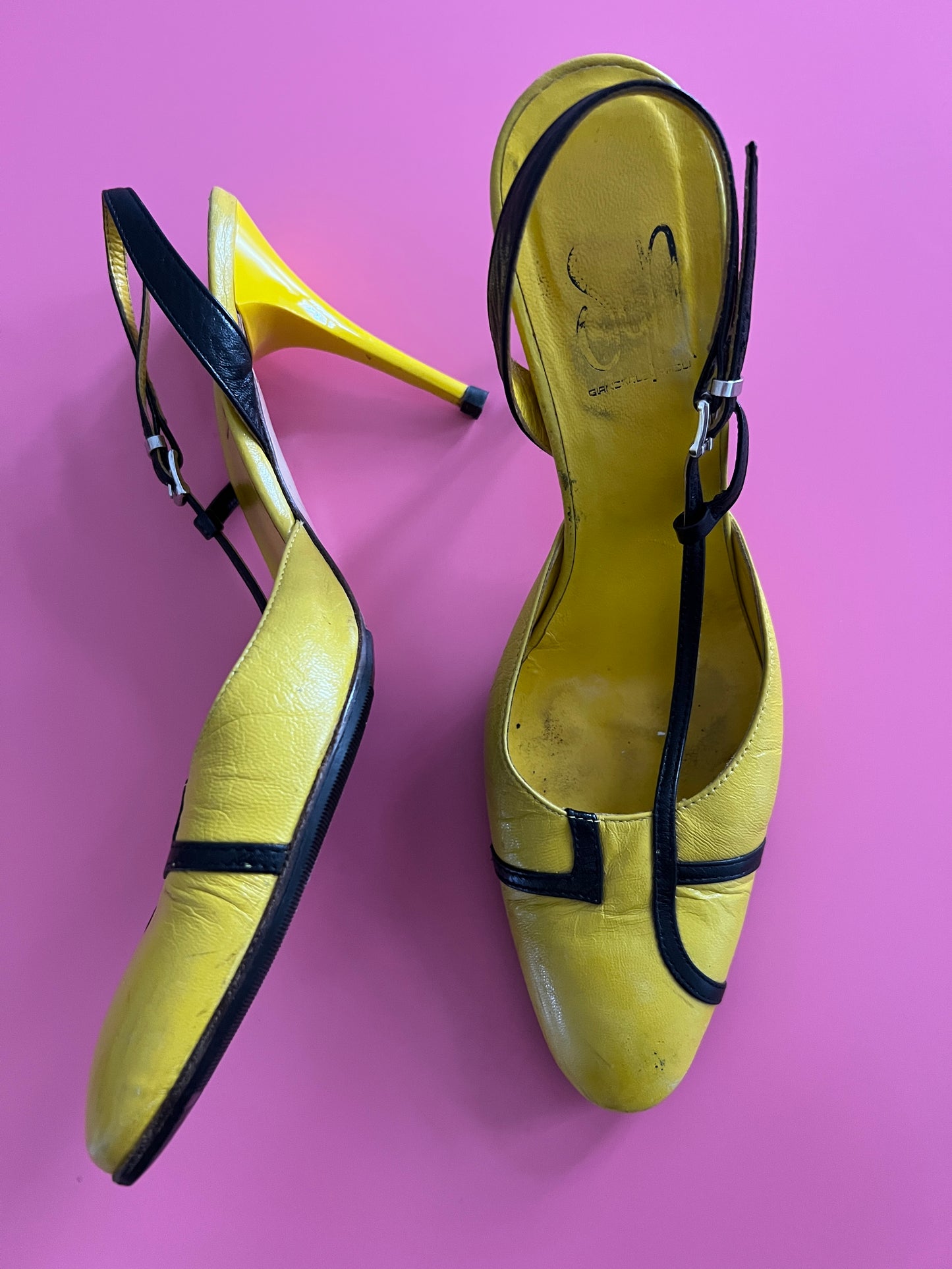 NO NAME yellow graphic heels