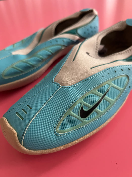 NIKE 90s azure blue sneaker